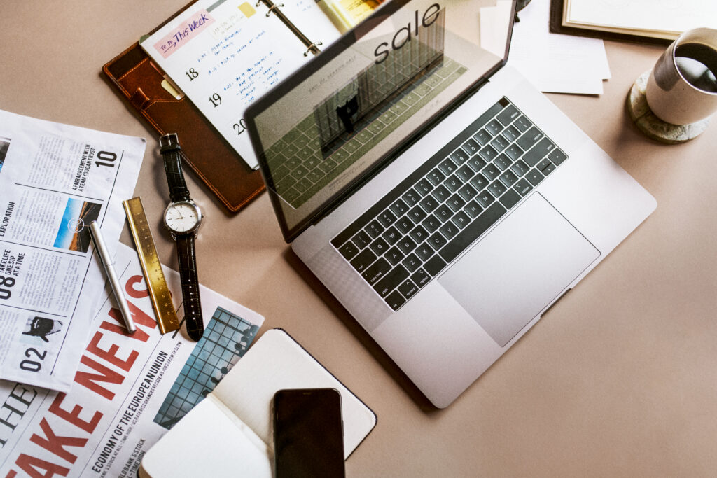 laptop-messy-desk
